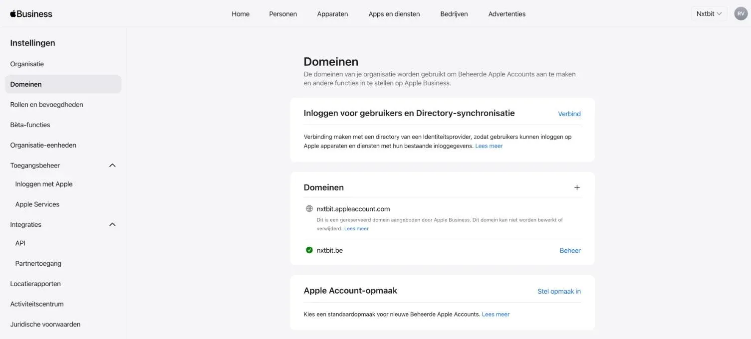 Apple Business, Instellingen, Domeinen: het geverifieerde domein nxtbit.be en de optie Inloggen voor gebruikers en Directory-synchronisatie