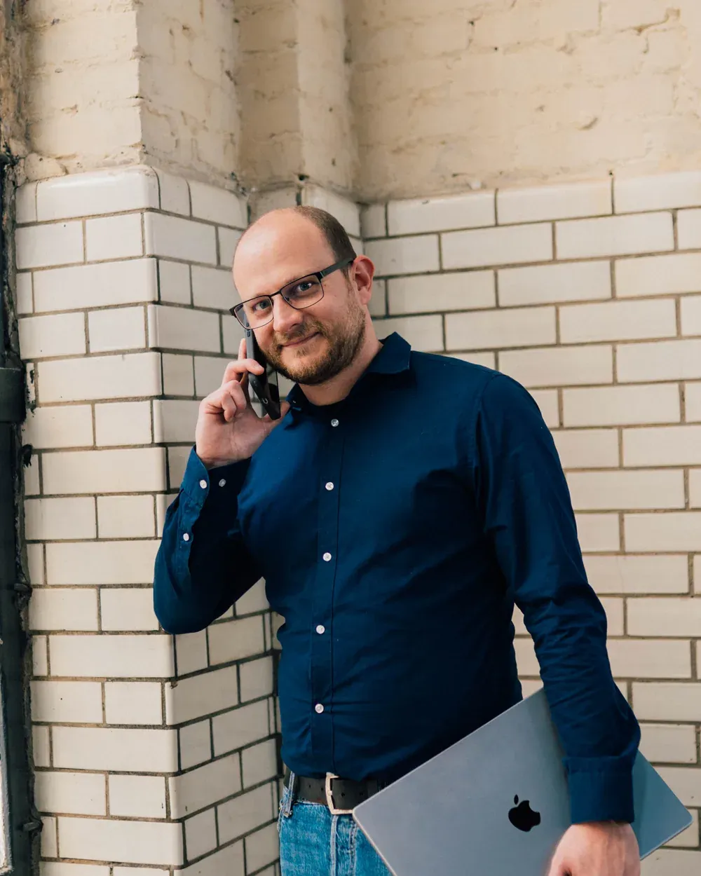 Gunther van nxtbit met een MacBook onder de arm