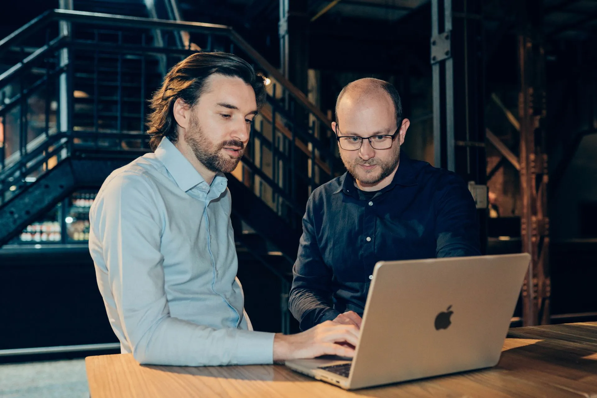 Raf en Gunther samen achter een laptop